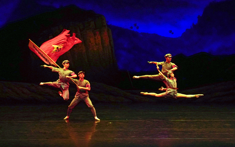 《红色娘子军》在第六届中国新疆国际民族舞蹈节闭幕式压轴登场