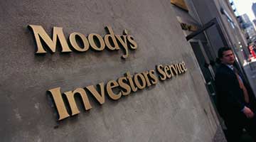 穆迪下调多家美国银行信用评级 引发美股抛售潮