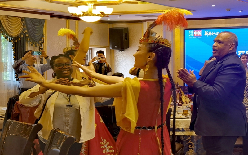 如此熱情的新疆，讓駐華外交官們跳起舞來