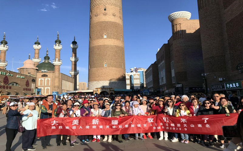 新疆迎来百人入境旅游团