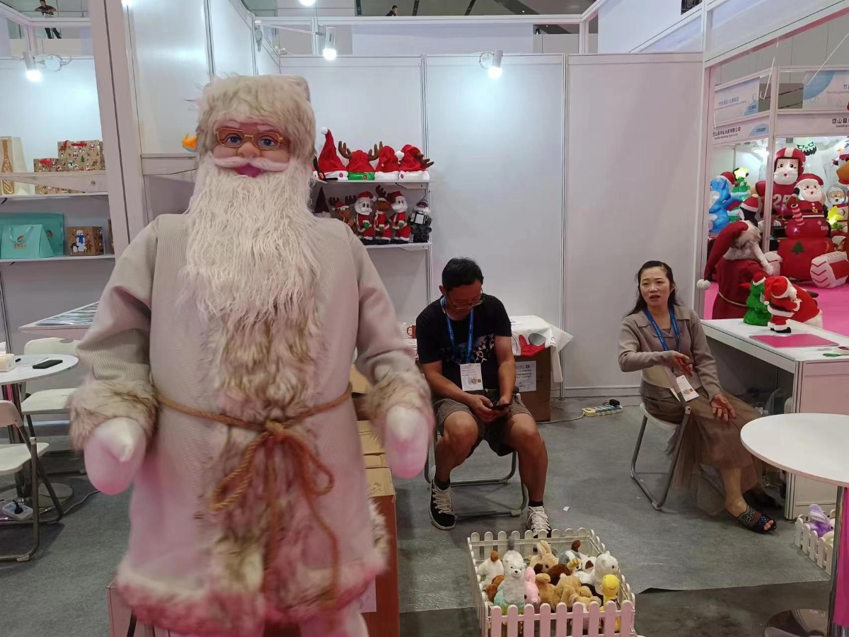 跨境电商展深圳举行 圣诞用品出口畅旺