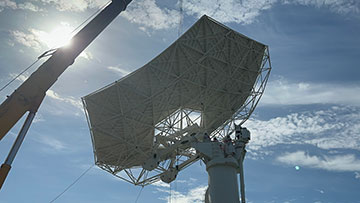 全球最大射電天文望遠鏡陣列首臺中頻天線正式吊裝
