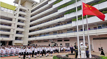 驻港部队三军仪仗队访汉华中学 升旗迎国庆