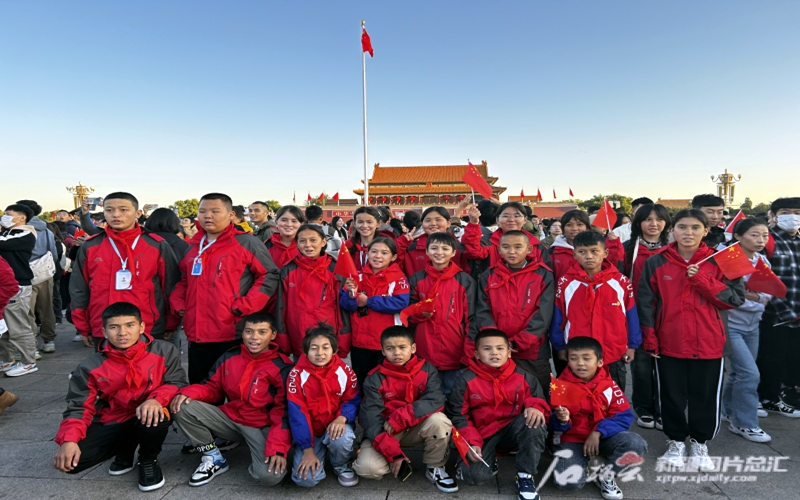 升旗仪式后，新疆孩子们喊出心声：我爱你，中国！