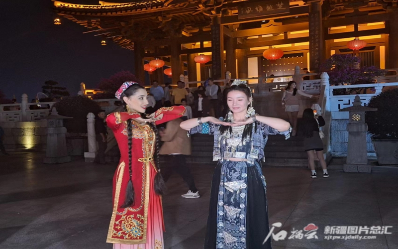 新疆歌舞在桂林快閃