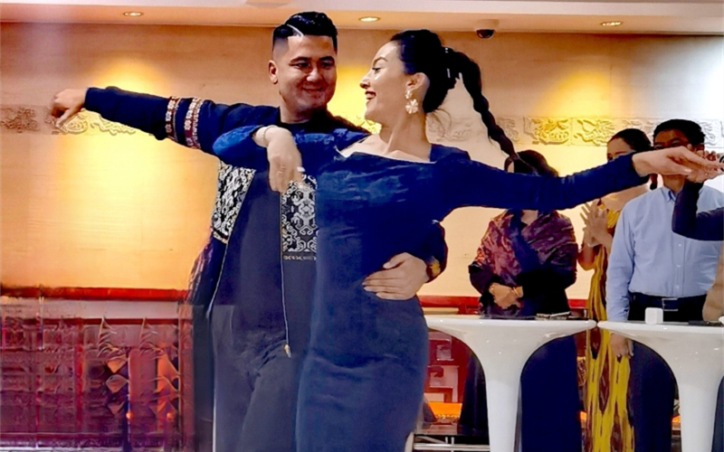首爾中國文化中心裏跳起歡樂的新疆舞