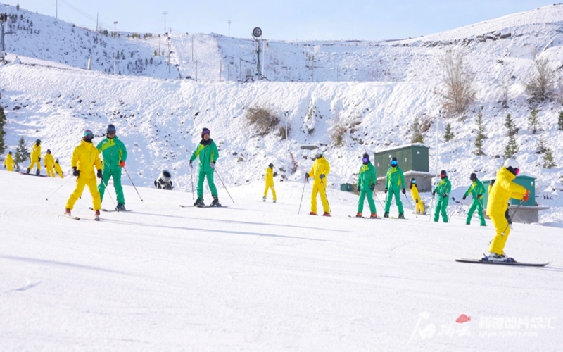 數量破百 新疆滑雪場N級跳