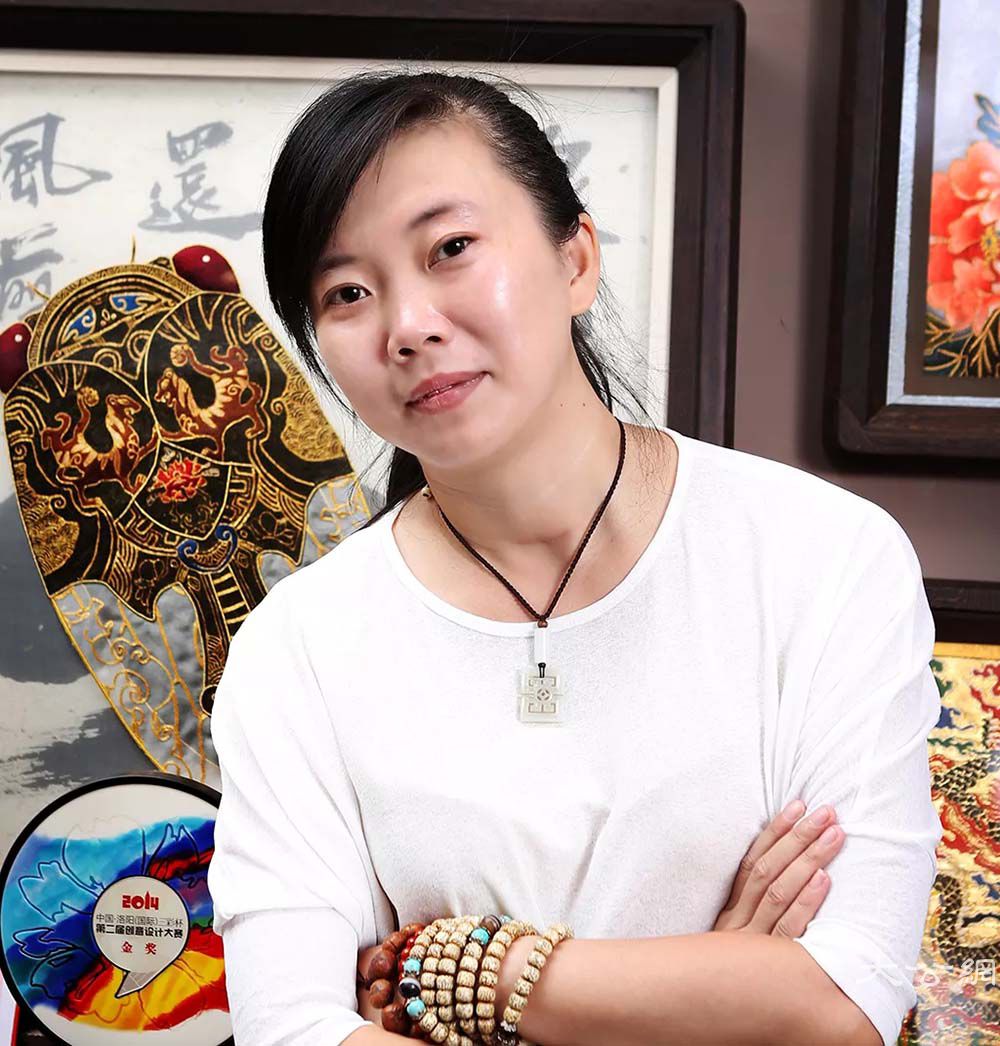 雀金绣技艺传承人王丽敏女士是如何通过一针一线,让雀金绣在佛文化