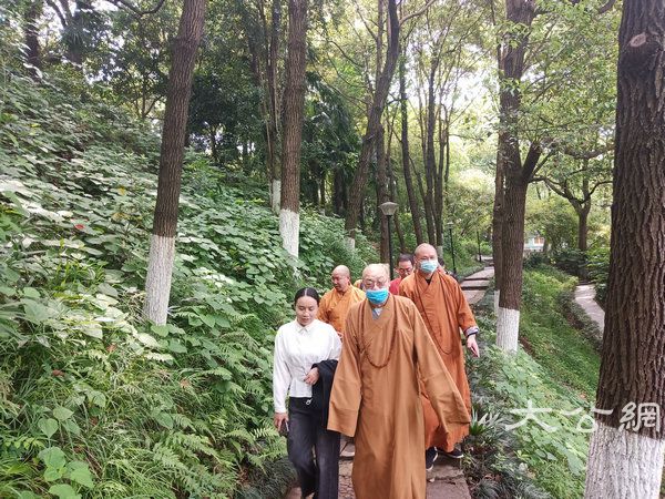圣辉法师走访要求湖南佛教界在浴佛节期间不举行聚集活动