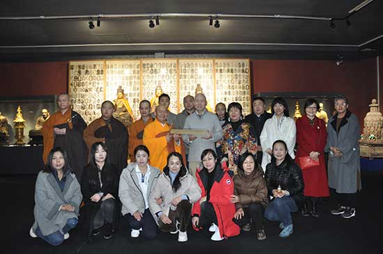 收藏家白十源向陜西寧山寺捐贈佛教圣物