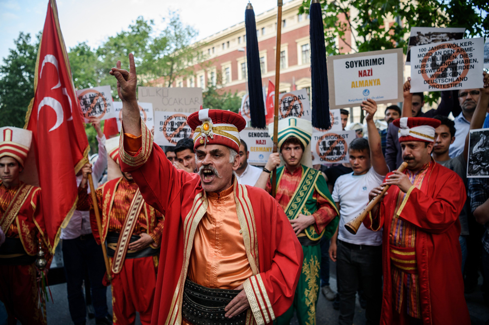 图:土耳其民族主义者2日在德国驻伊斯坦布尔大使馆前示威/法新社