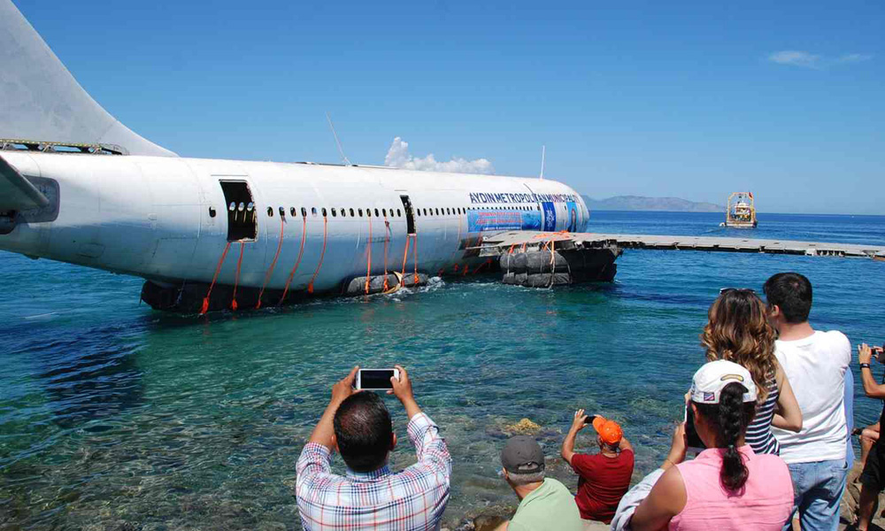 图:4日,土耳其当局在西南部小城将一架空客a300客机沉入爱琴海海\ 