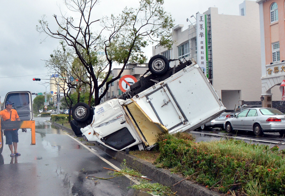 图:台风尼伯特8日清晨从台东登陆,台东市区1辆小货车被强劲风势吹翻