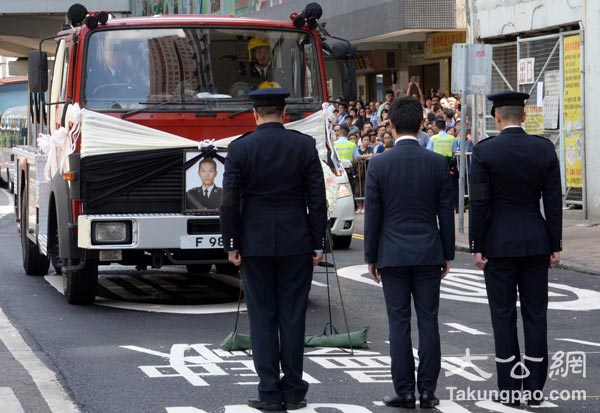 載著靈柩的靈車到淘大工業村進行路祭,不少市民作最後道別/記者林良監