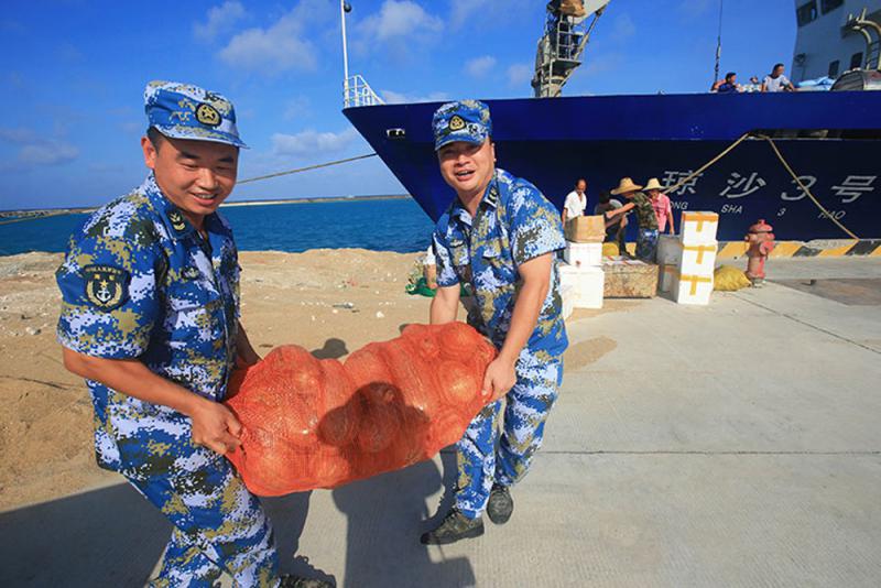 圖:中國海軍官兵在永興島碼頭搬運補給物資/資料圖片