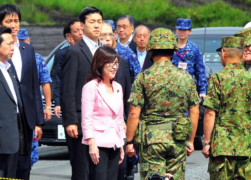 图:日本新上任的防卫大臣稻田朋美(粉衣)当天前来现场督阵  中新社