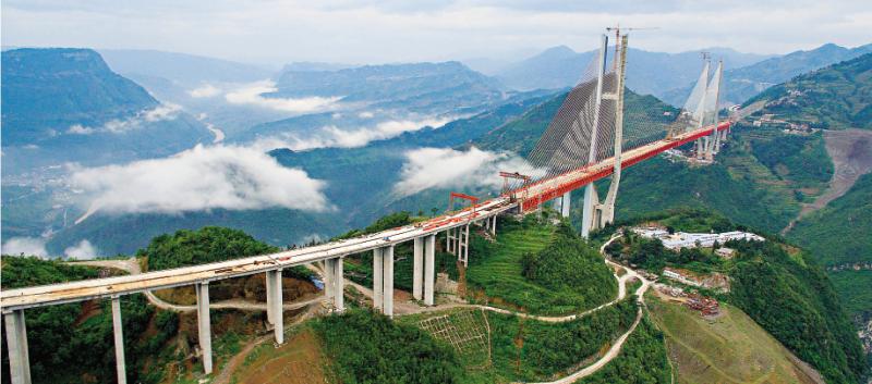 图:北盘江大桥由桥面至江面高差565米,是目前世界第一高桥 网络图片