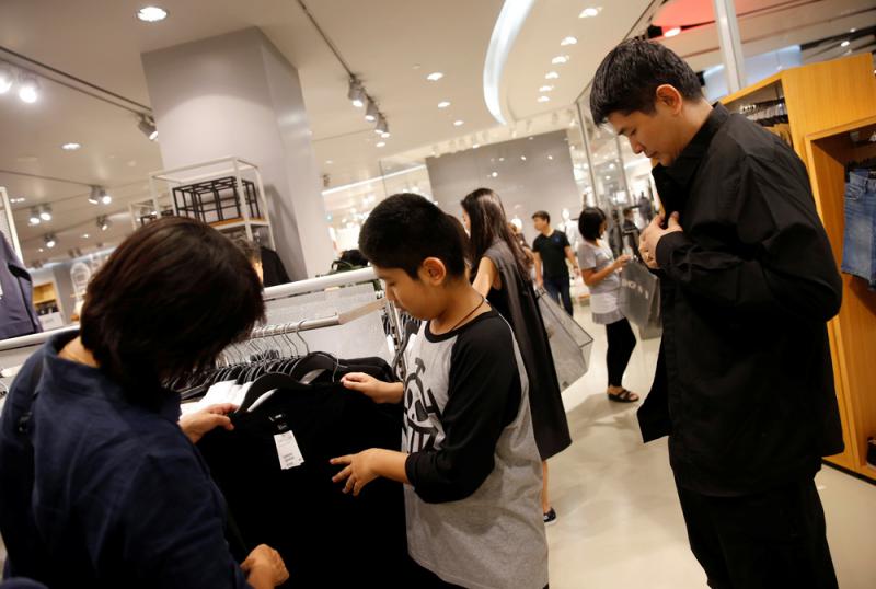 图:泰国民众在商场购买黑衣服/路透社