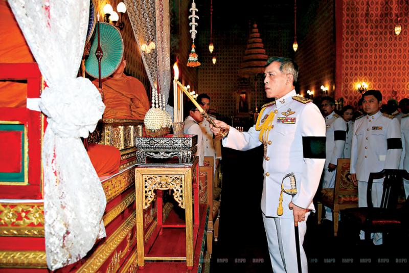 英国广播公司,法新社报道:泰国官方人员指,泰王普密蓬逝世后,王储玛哈