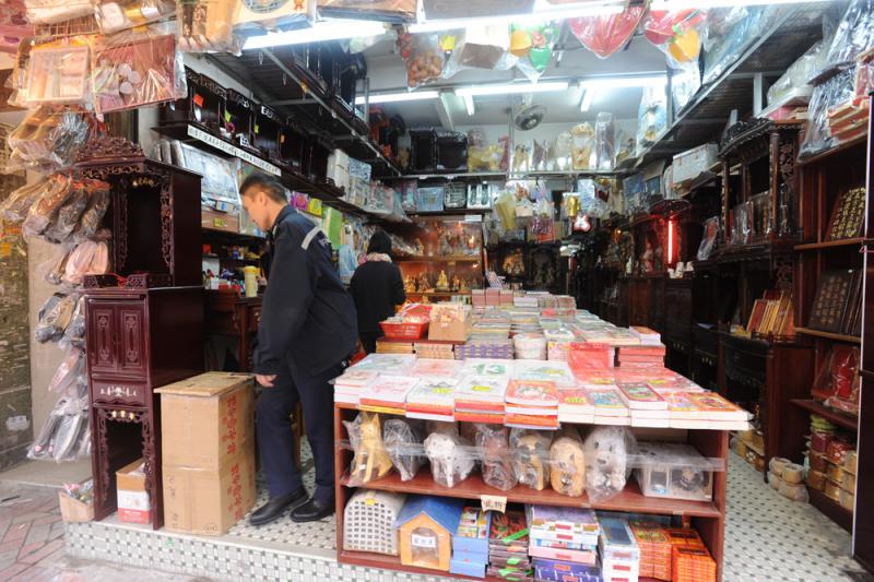 圖:警員到遇竊香燭店調查 大公報記者麥國良攝