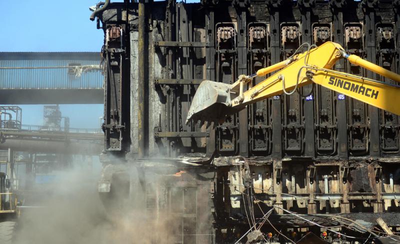 图:鞍山钢铁集团公司淘汰落后产能,拆除焦炉 资料图片