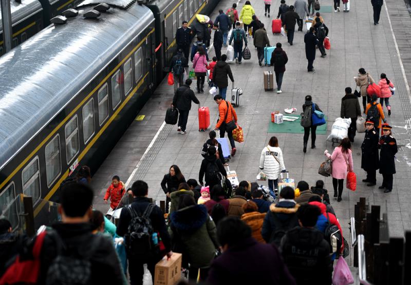 图:全国铁路迎来返程客流高峰,2月1日旅客在安徽省阜阳市火车站准备