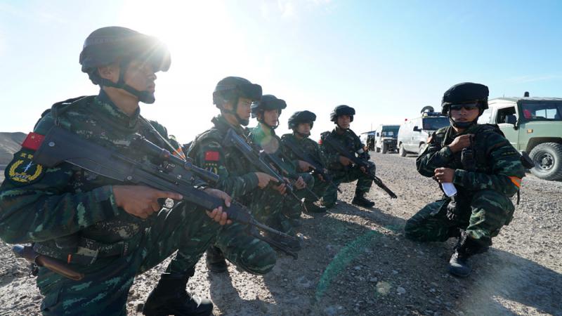 新疆武警反恐图片
