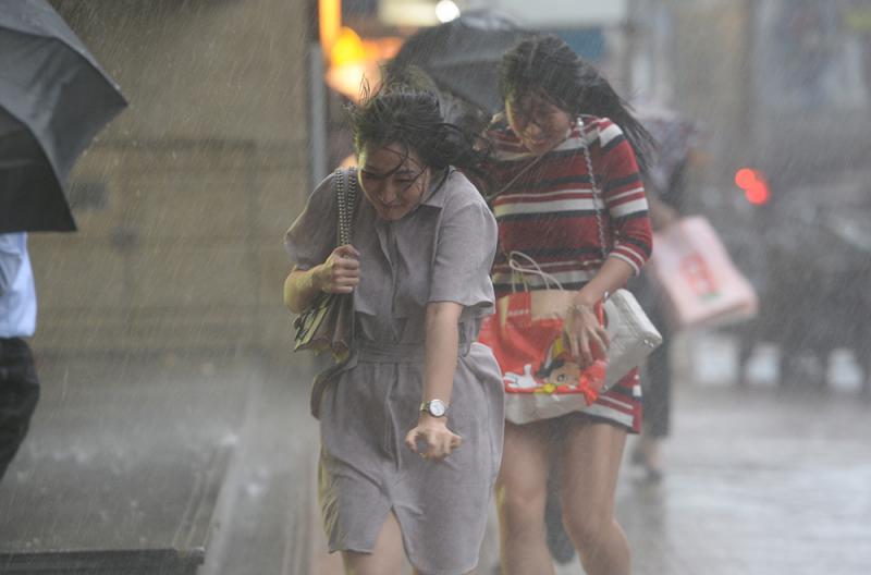 雨中的人狼狈图片