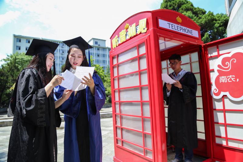 圖:11日,南京農業大學同學在校園朗讀亭朗讀最想對老師說的話\新華