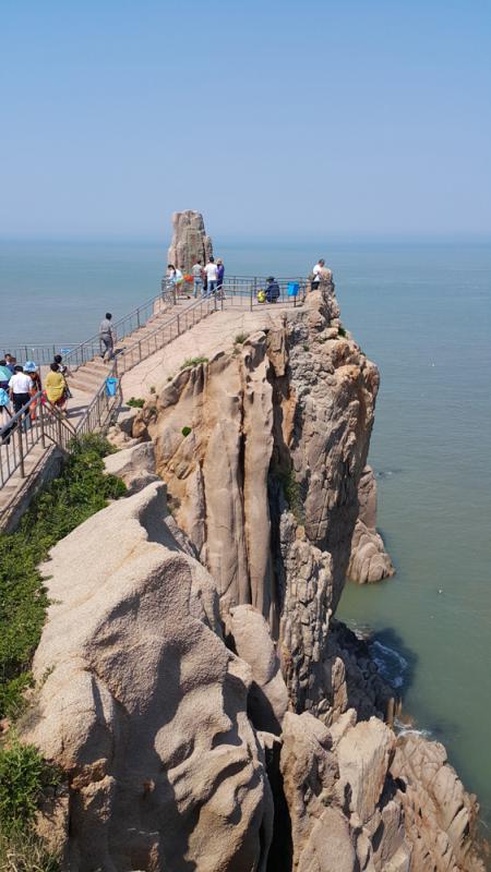 图:中国陆地最东端的海崖——荣成市成山头,「天尽头」碑柱位於做出