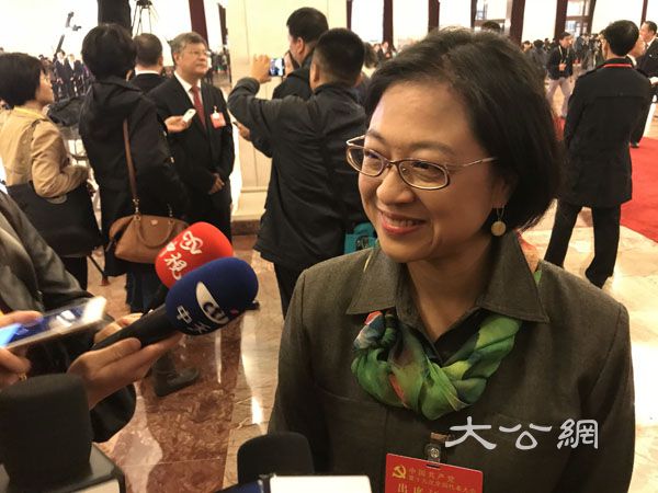 现任上海台湾同胞联谊会会长的卢丽安出生于高雄,是土生土长的