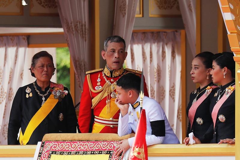 图:泰王哇集拉隆功(左二),诗琳通公主(左一)与哇集拉隆功的独子