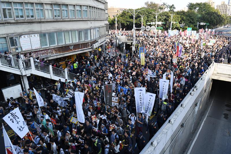 图:23日,台湾多个劳工团体在台北举行「1223反对劳基法修恶大游泄」