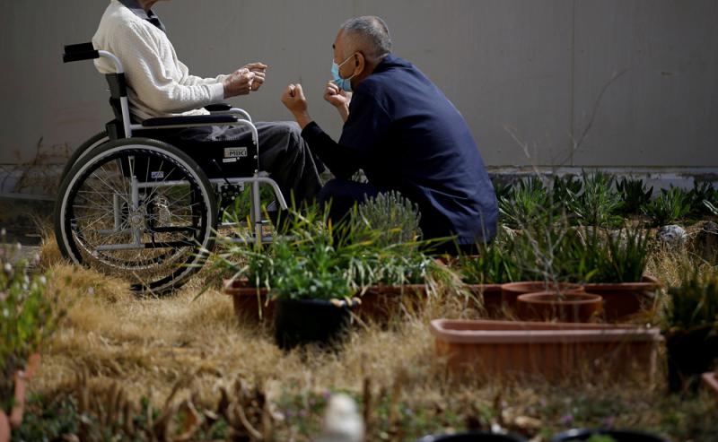图:德岛监狱一名92岁的囚犯坐着轮椅放风\路透社