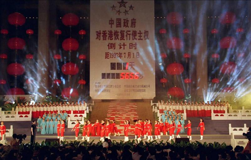 图:1997年6月30日夜晚,天安门广场首都各界载歌载舞迎接香港回归