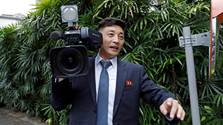 新加坡媒体云集备战峰会 ﻿朝鲜记者遭同行围访