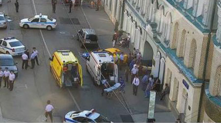 俄出租车冲撞人群致8伤 司机疑赶场载客疲劳驾驶