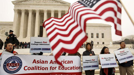 无视考试成绩高 哈佛歧视亚裔生人为压低录取率