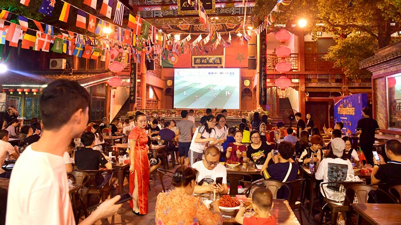 世界杯催热“夜经济” 湖南长沙各大商家播放赛事吸引顾客