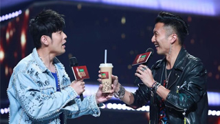 谢霆锋加盟《中国新歌声》当导师 向“前辈”周杰伦送奶茶