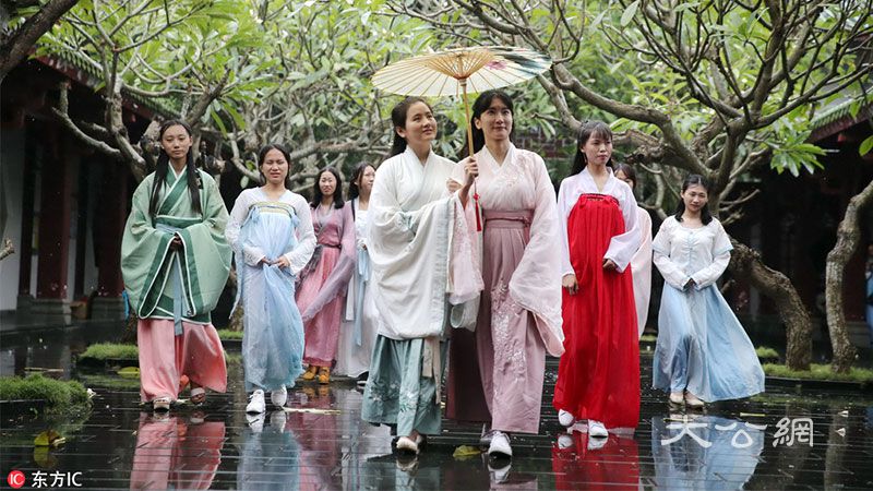 服装要为教学服务 中国节穿中国装民族知识大增长