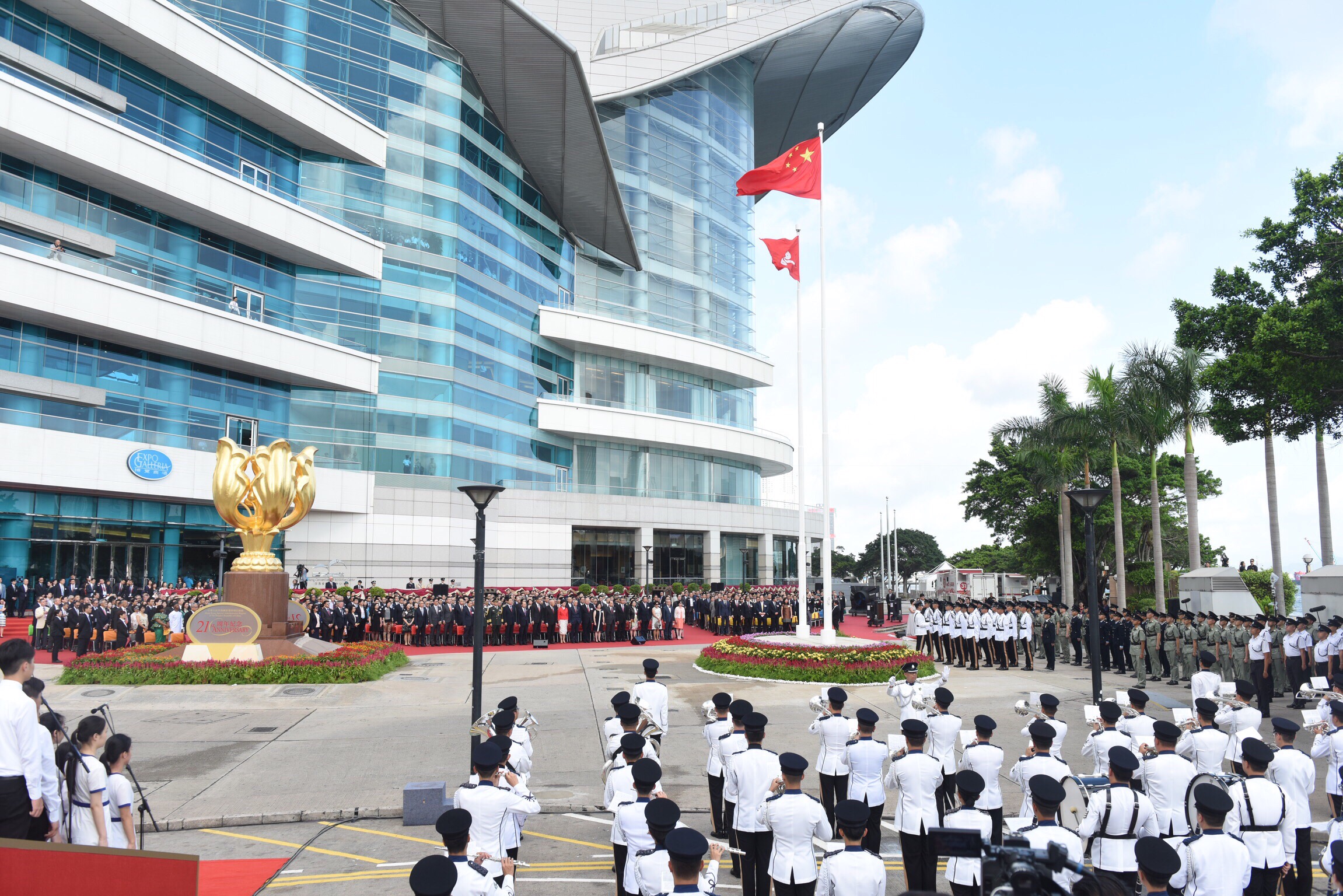 香港特區政府今日(1日)在金紫荊廣場舉行升旗儀式,慶祝香港迴歸祖國21