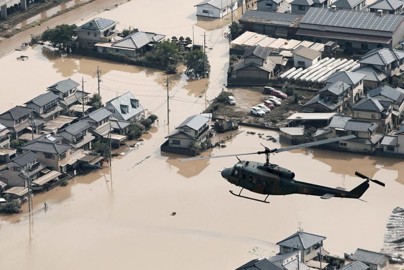 《日本经济新闻》,《卫报》报道:日本连日大规模暴雨造成多地发生洪水