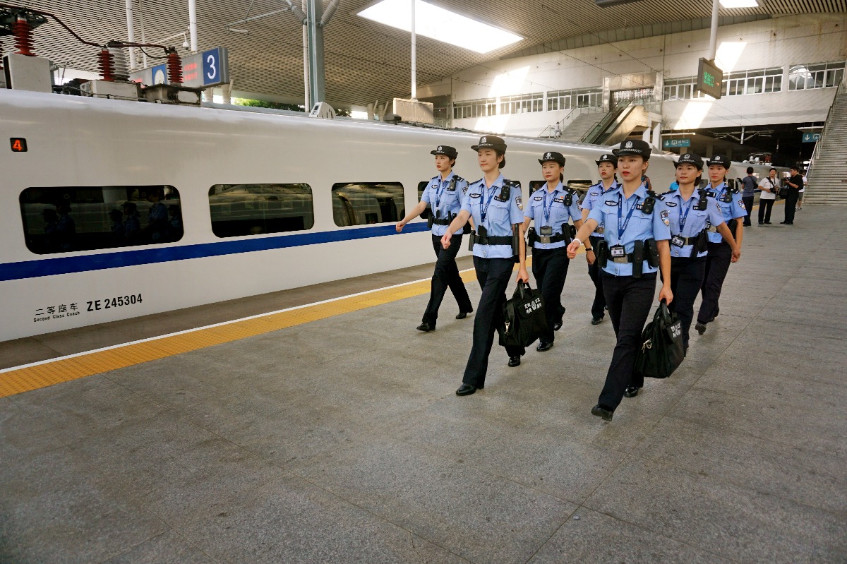 福港高铁女子乘警队飒爽亮相