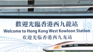 高铁香港段通车|首批抵港乘客：高铁快到无时间玩手机