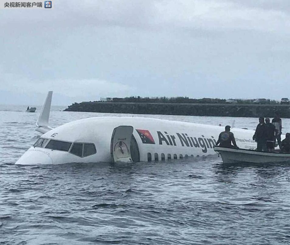 巴布亚新几内亚一架客机降落时冲出跑道入海 幸未造成人员伤亡