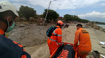 印尼强震及海啸伤亡惨重 死亡人数升至832人