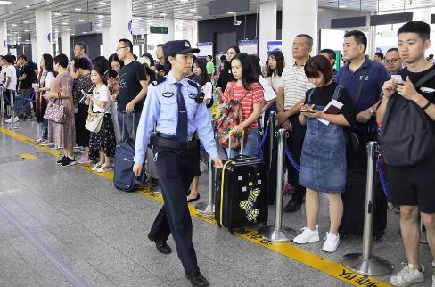 国庆节假期前三天深圳口岸日均出入境人次超80万