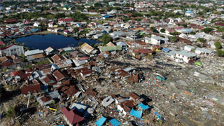 印尼地震海啸已致1558人死亡 救援队持续寻找生还者
