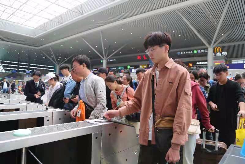 郑州铁路返程客流激增 预计发送旅客64.4万人